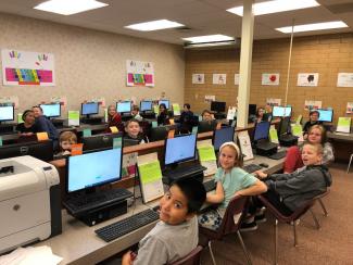 forth graders in the computer lab